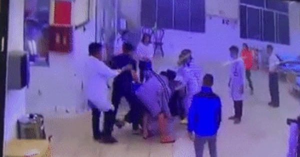 Clip: Người nhà bệnh nhân lao vào hành hung điều dưỡng, bảo vệ bệnh viện gục tại chỗ