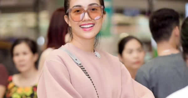 Á hậu Lệ Hằng tự xách hơn 40kg hành lý ra sân bay đi Nhật lúc giữa đêm Á hậu Lệ Hằng tự xách hơn 40kg hành lý ra sân bay đi Nhật lúc giữa đêm