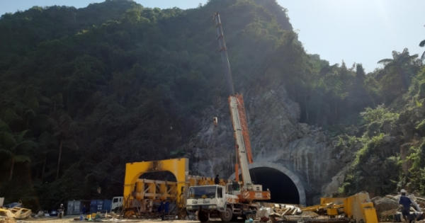 Khám phá đường hầm xuyên núi có nền đường lớn nhất Việt Nam
