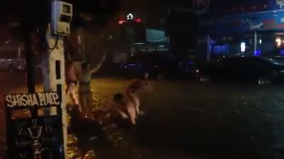 [Clip]: Nha Trang "thất thủ", khách Tây hồn nhiên bơi lội giữa phố