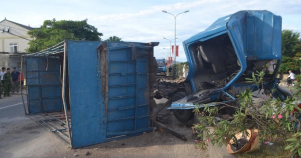 Nghệ An: Xe tải "đốn hạ" cột đèn cao áp, 4 người trọng thương