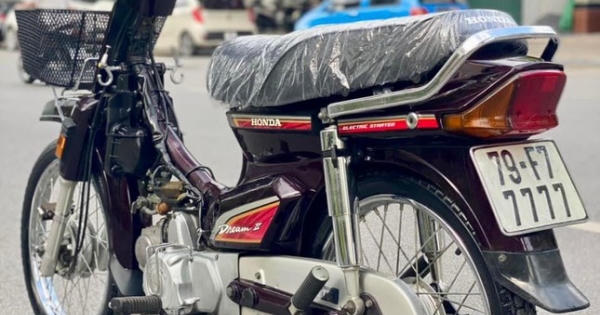 Honda Dream đời 2000 biển số tứ quý rao bán 170 triệu đồng