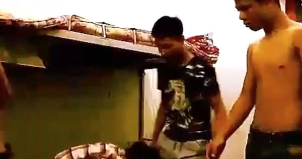 Bức xúc trước clip ghi lại cảnh nam sinh bị 3 bạn đánh tàn nhẫn ngay trong ký túc xá