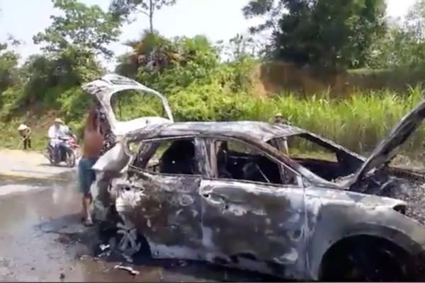 Đang lưu thông trên đường Santafe bốc cháy dữ dội, tài xế bị bỏng nặng