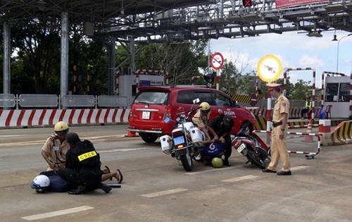 CSGT truy đuổi cướp xe máy, bắt trọn cả "ổ khủng"