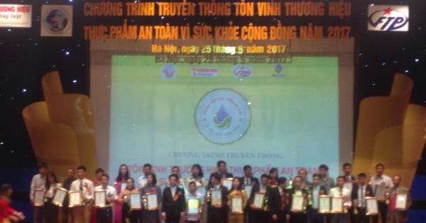 Tôn vinh các doanh nghiệp đạt tiêu chí trong chương trình "Thương hiệu thực phẩm an toàn vì sức khỏe cộng đồng năm 2017" Tôn vinh các doanh nghiệp đạt tiêu chí trong chương trình "Thương hiệu thực phẩm an toàn vì sức khỏe cộng đồng năm 2017"