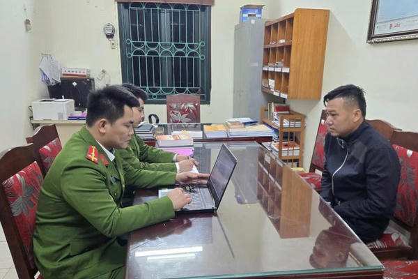 Tạm giữ đối tượng dùng súng đe dọa, gây thương tích cho vợ