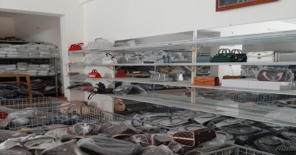 Hà Nội: Thu giữ hơn 1.000 sản phẩm nghi giả nhãn hiệu Hermes, LV, Dior và Chanel Hà Nội: Thu giữ hơn 1.000 sản phẩm nghi giả nhãn hiệu Hermes, LV, Dior và Chanel