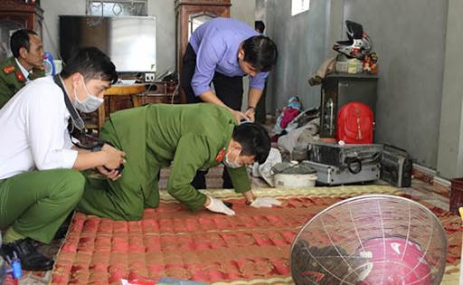 Nghệ An: Nghi vấn chồng cứa cổ vợ tử vong rồi đến công an đầu thú