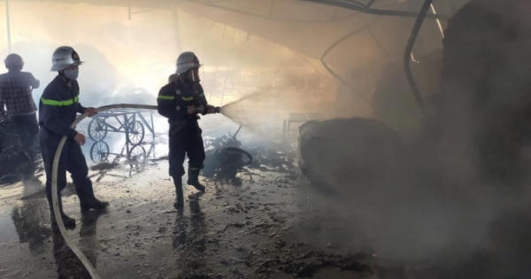 Nghệ An: “Bà hỏa” ghé thăm xưởng gỗ giữa trưa nắng nóng như thiêu như đốt