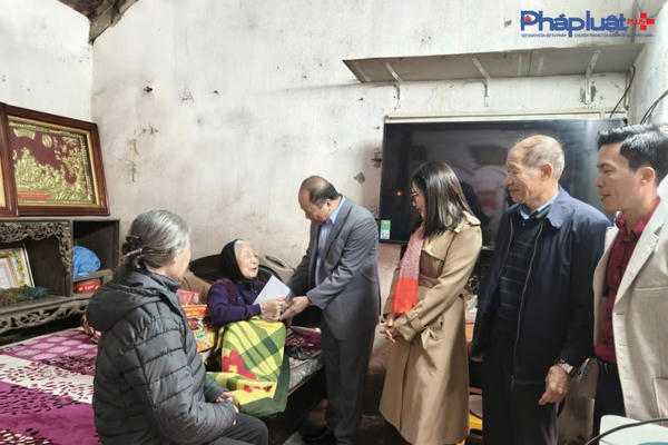 Đảng bộ, chính quyền xã Đại Thanh thăm hỏi, tặng quà các đối tượng chính sách dịp Tết Nguyên đán