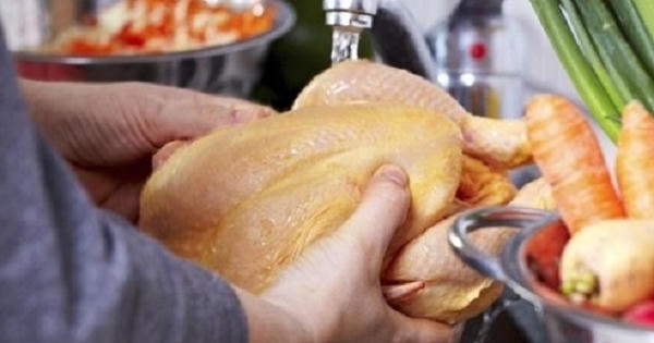 Rửa thịt gà sống: Tưởng sạch hóa nguy hiểm