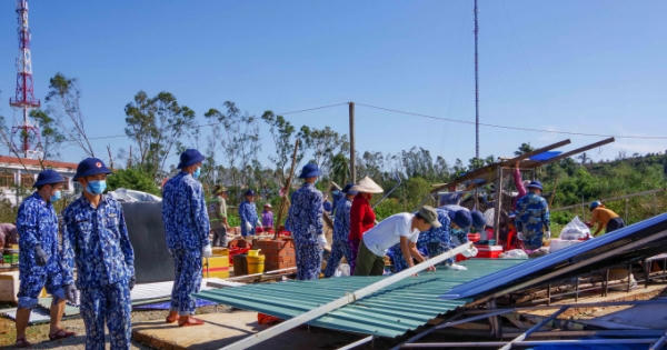 Gần 100 chiến sĩ Bộ Tư lệnh Vùng Cảnh sát biển 2 giúp dân khắc phục thiệt hại bão số 9