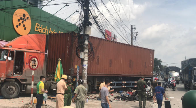 Container mất lái, tông loạt cửa hàng bên đường
