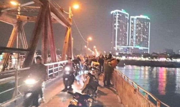 Nghi vấn thai phụ bỏ lại xe máy nhảy cầu Long Biên tự vẫn