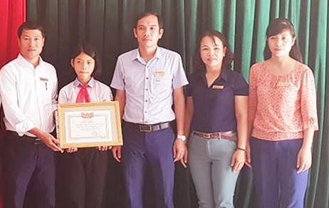 Nữ sinh nghèo trả lại 30 triệu đồng nhặt được trên đường đi học về Nữ sinh nghèo trả lại 30 triệu đồng nhặt được trên đường đi học về