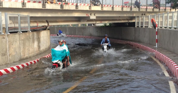 TP HCM: Hầm chui vừa thông xe đã ngập nước nghiêm trọng