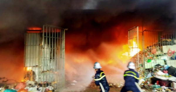 Lửa bao trùm bãi tập kết phế liệu ở Nghệ An tạo nên cột khói đen khổng lồ