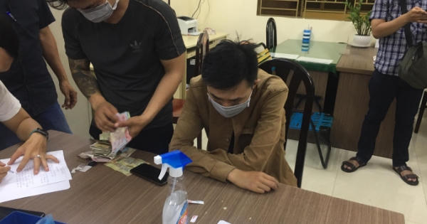 Bị công an kiểm tra, 2 thanh niên "tẩu tán" ma túy rồi bỏ chạy