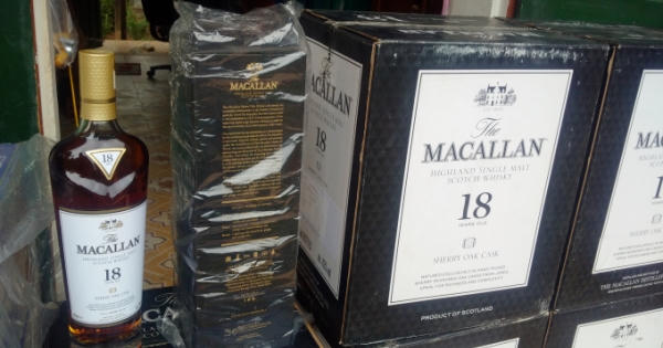 Quảng Trị: Thu giữ lô hàng hàng chục chai rượu ngoại không rõ nguồn gốc