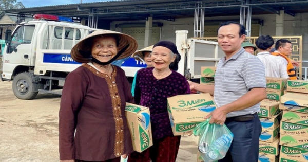 Văn phòng đại diện báo Pháp luật Việt Nam khu vực Bình Trị Thiên trao quà cho người dân “rốn lũ” miền Trung