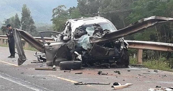 Quảng Nam: Xe ô tô đâm vào lan can đường, 4 hành khách thương vong