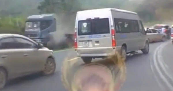 Hòa Bình: kinh hoàng, xe container mất phanh lao vào vách núi