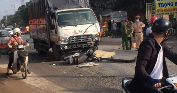 Đấu đầu với xe tải, 2 thanh niên đi xe máy tử vong tại chỗ