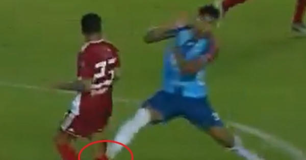 [Clip]: Gãy đôi chân do pha đạp gầm giày ác ý của đối thủ