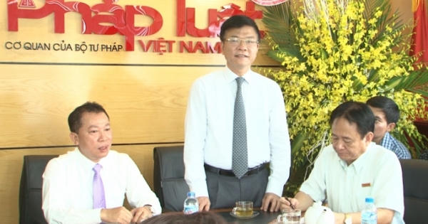 Bộ trưởng Lê Thành Long thăm, chúc mừng Báo Pháp Luật Việt Nam