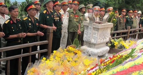 Người lính quân hàm xanh canh gác mộ Đại tướng Võ Nguyên Giáp Người lính quân hàm xanh canh gác mộ Đại tướng Võ Nguyên Giáp