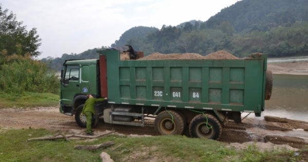 Hà Giang: Bắt quả tang đối tượng khai thác cát trái phép trên sông Lô Hà Giang: Bắt quả tang đối tượng khai thác cát trái phép trên sông Lô