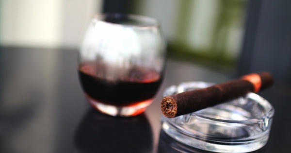 Cổ tích rượu vang Puravida và Cigar Gurkha