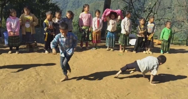Thích thú với màn nhảy hiphop của 3 em bé vùng cao Thích thú với màn nhảy hiphop của 3 em bé vùng cao