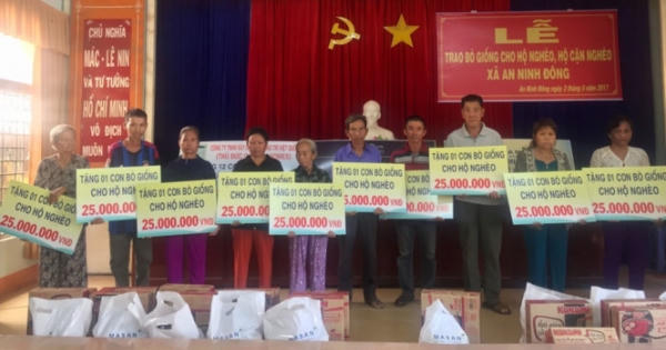Long An: Tập đoàn Novaland tặng 20 con bò giống cho 20 hộ gia đình khó khăn