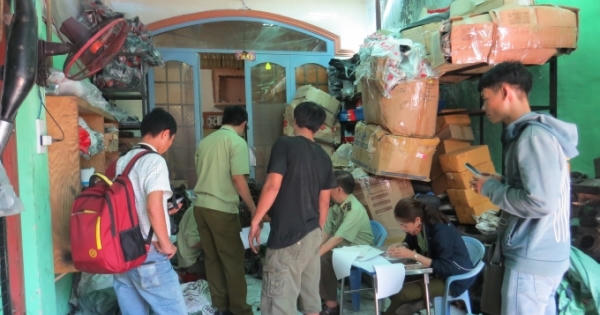 Thu giữ hàng trăm thùng linh kiện, phụ tùng xe máy không rõ nguồn gốc