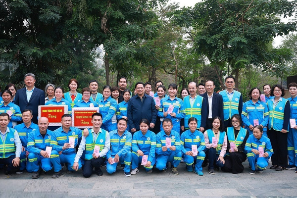 Thủ tướng Phạm Minh Chính thăm, động viên, chúc Tết công nhân vệ sinh môi trường ở Hà Nội Thủ tướng Phạm Minh Chính thăm, động viên, chúc Tết công nhân vệ sinh môi trường ở Hà Nội