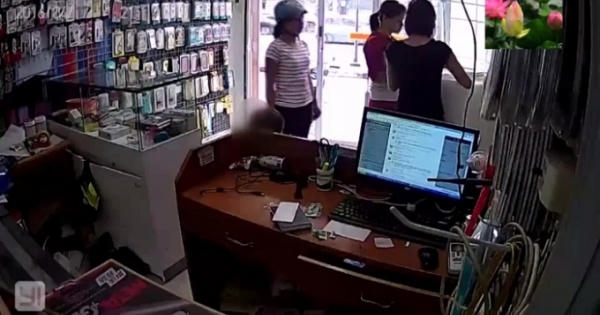 Video: Bé trai trộm điện thoại theo chỉ dẫn của người lớn