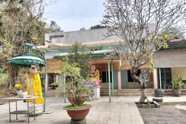 Ngươi thầy đi giữa mảnh đời khó khăn