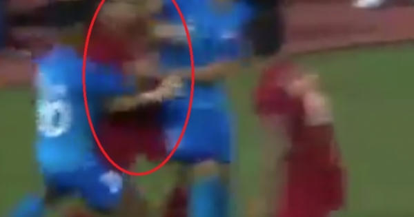 [Clip]: Cầu thủ U22 Singapore và U22 Indonesia "ăn thua" với nhau sau pha va chạm
