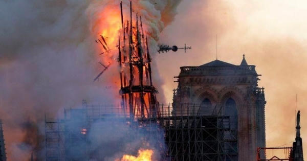 Bí mật đằng sau tháp nhọn bị thiêu rụi của Nhà thờ Đức Bà Paris