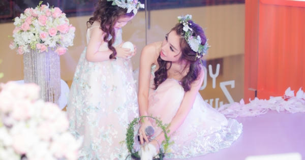 Cadie xinh như công chúa, lần đầu catwalk diễn BST đầu tiên của mẹ Elly