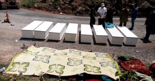 Đau đớn hình ảnh 8 chiếc quan tài nơi xe khách phát nổ tại Lào