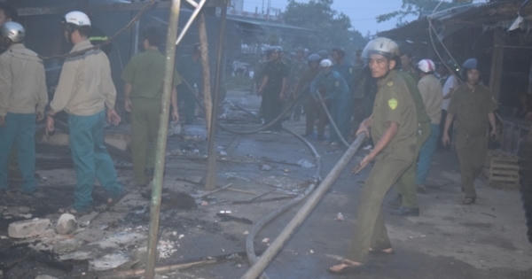 Thừa Thiên - Huế: Chợ Điền Hải xảy ra cháy lớn vào lúc 3h sáng