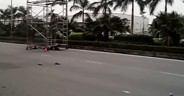 Di chuyển giàn giáo vướng dây điện cao thế, một bảo vệ tử vong tại chỗ Di chuyển giàn giáo vướng dây điện cao thế, một bảo vệ tử vong tại chỗ