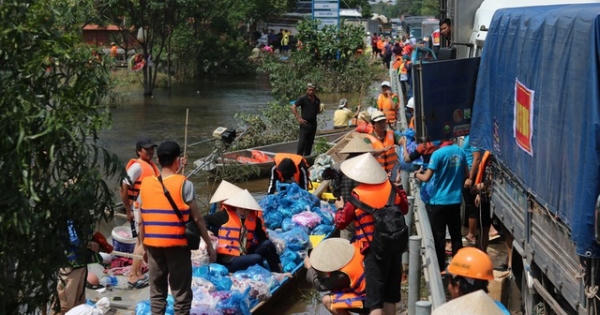 Hàng trăm đoàn thiện nguyện hướng về Quảng Bình, cứu trợ người dân vùng lũ