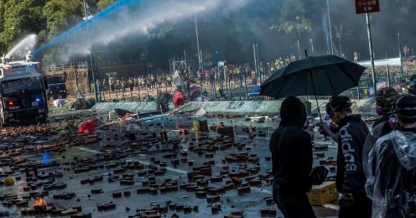 'Các cuộc biểu tình bạo lực đang nhấn chìm đặc khu Hong Kong'