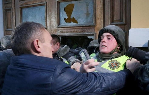 Đụng độ giữa cảnh sát và người biểu tình tại Kiev