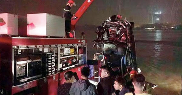 Danh tính 2 nạn nhân trong vụ xe Mercedes lao xuống sông Hồng