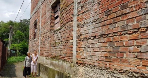 Bà cụ ung thư nuôi 2 con tâm thần bị hàng xóm chiếm lối đi, đổ đất đá lên người